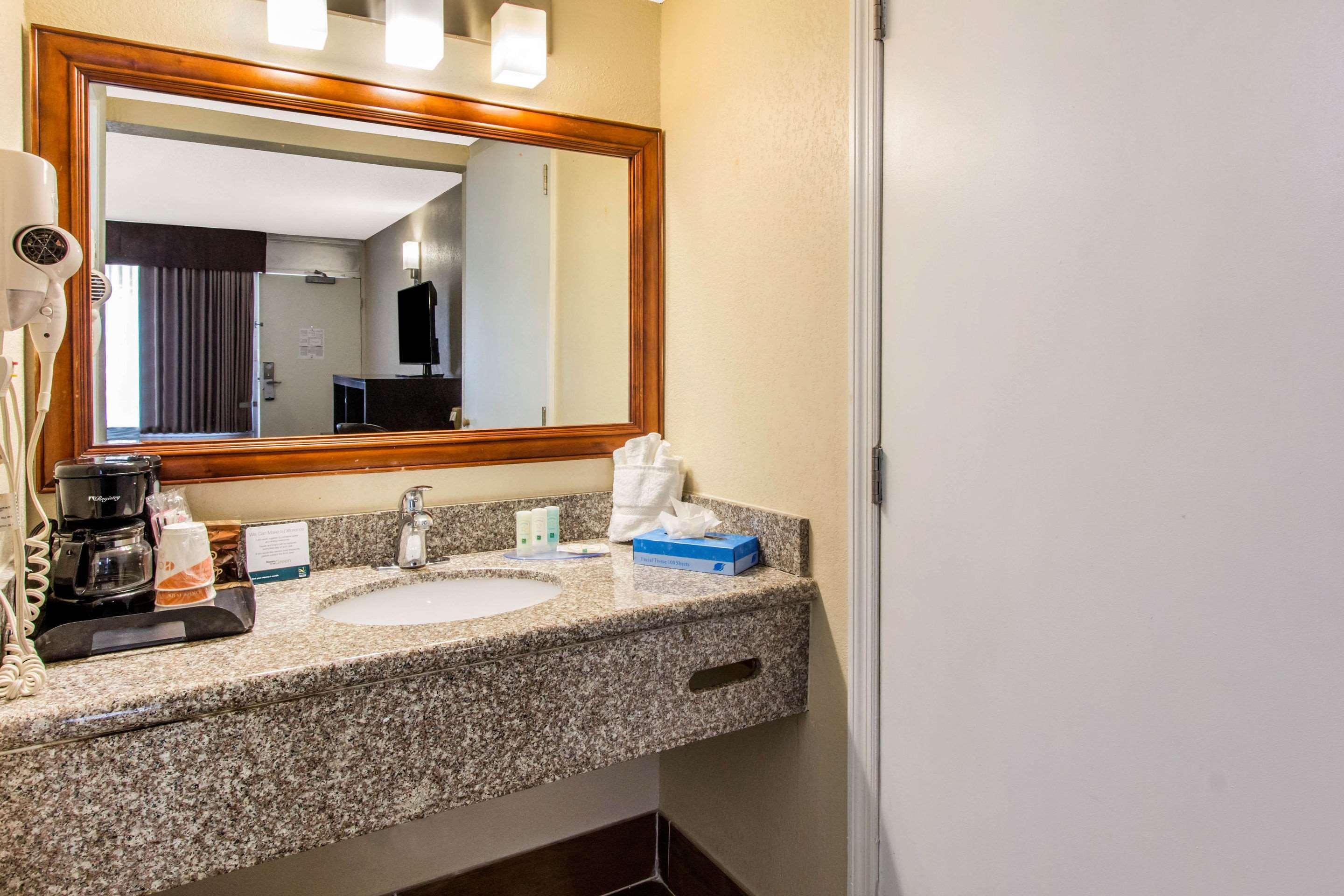 Quality Inn & Conference Center Tampa Exteriör bild
